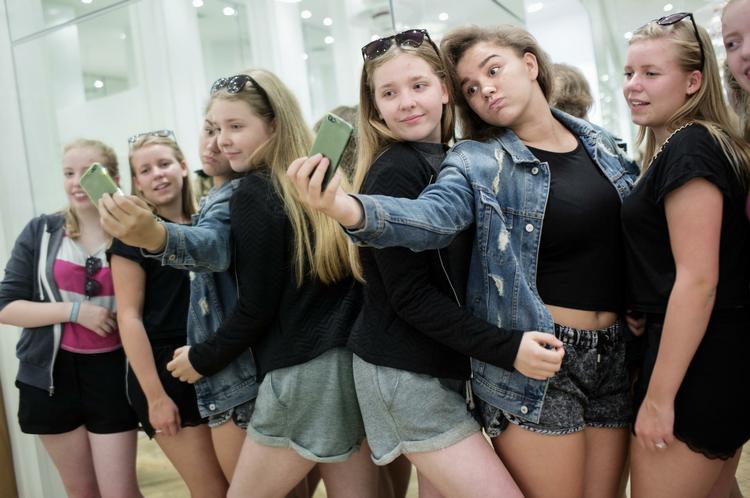 shoppingtur. Sandra Madsen, Alberte Fogsgaard, Katrine Snedker og Nanna Rasmussen er ved at dokumenterer deees shoppingtur i København med en selfie, så vennerne hjemme i Them ved Silkeborg kan følge med. 