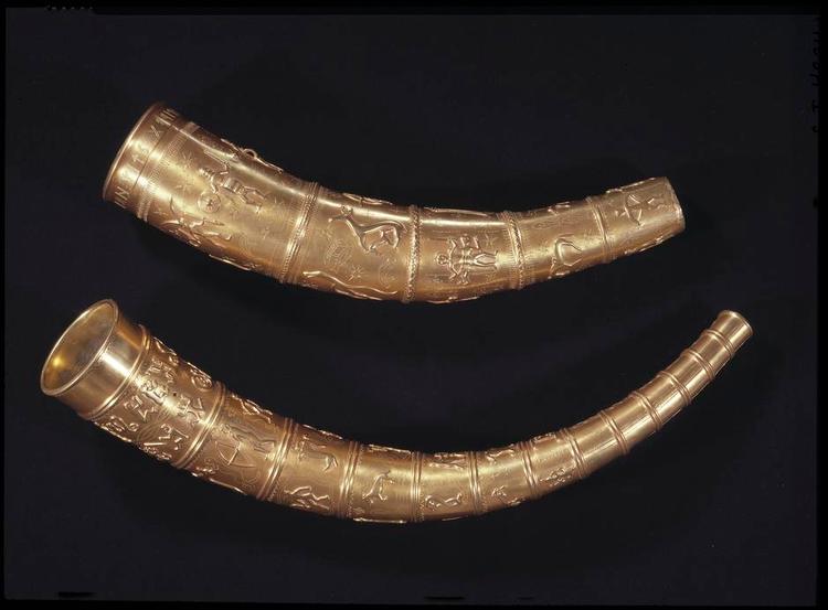 Kopier. Guldhornene har levet en omtumlet tilværelse. Det lange horn blev fundet i 1639 og det korte i 1734. De blev stjålet i 1802 og siden - i to omgange - genskabt ud fra gamle billeder. Her ses det seneste sæt kopier fra 1970'erne. 