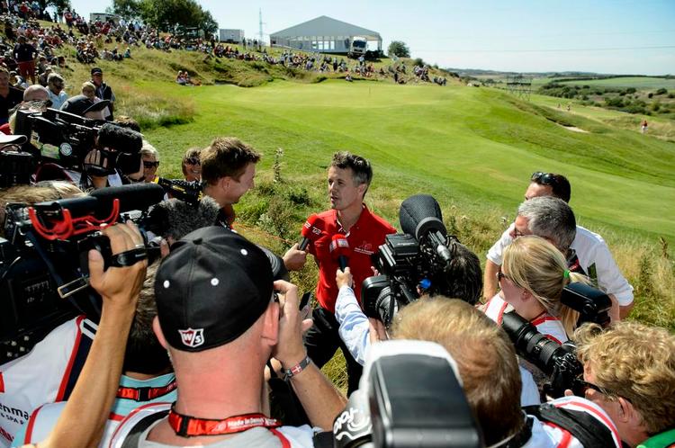 MAGNETISK. Kronprins Frederikhar stor tiltrækningskraft, når detgælder mikrofoner og kameraer.Golfturneringen i Himmerland eringen undtagelse for Danmarks mest sikre olympiske kort. 