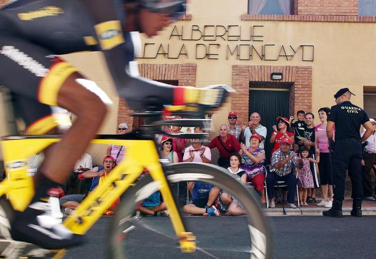 bienvenida. På lørdag ruller cykelrytterne attter gennem Spanien. Her fra 10. etapes enkeltstart i sidste års Vuelta a Espana. 
