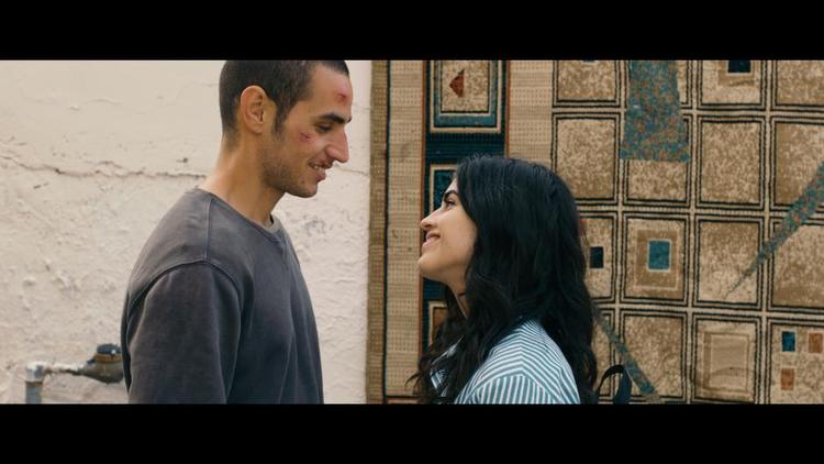 Stikker. Omar kæmper med  israelernes trusler, loyalitet og kærlighed. Billede fra filmen. 