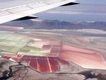 Indflyvning. Salt Lake City, de inddæmmede saltsøer nærmest lyste op mod det landende fly. Læserfoto: Bente Dalby 