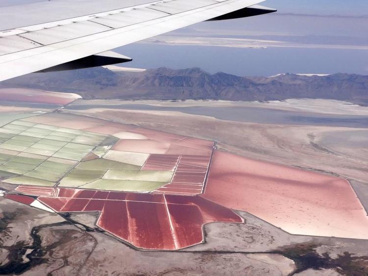 Indflyvning. Salt Lake City, de inddæmmede saltsøer nærmest lyste op mod det landende fly. Læserfoto: Bente Dalby 