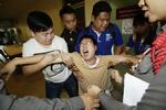 SORG. En mand fra Singapore er opløst i gråd efter at have identificeret sin datter og kone blandt de omkomne efter mandagens bombe i Thailand. 