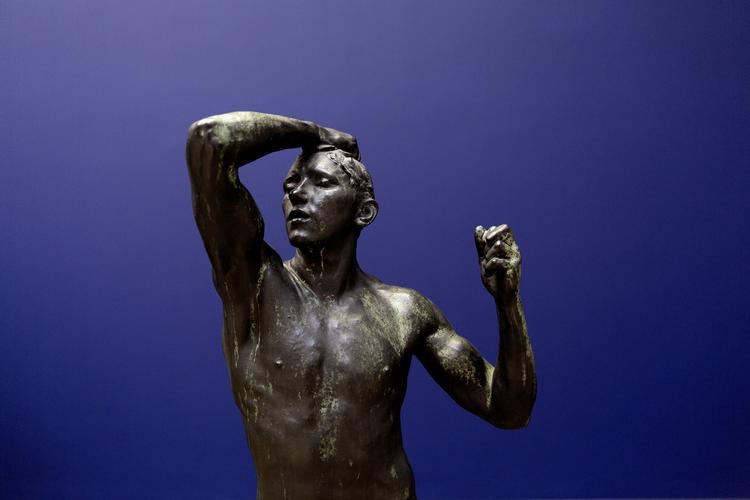 Kup. To gerningsmænd forsvandt med en bronzeskulptur af Rodin, som stod i samme sal som denne skulptur. 