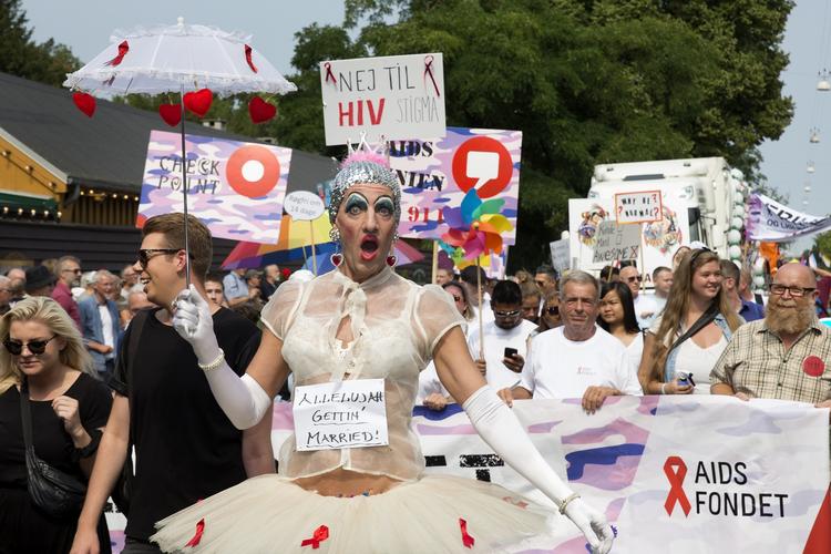 Pride. Listen langer ud efter glimmerjunglen af strap-ons, englevinger og kællinger med nittearmbånd under  Pride-paraden. 