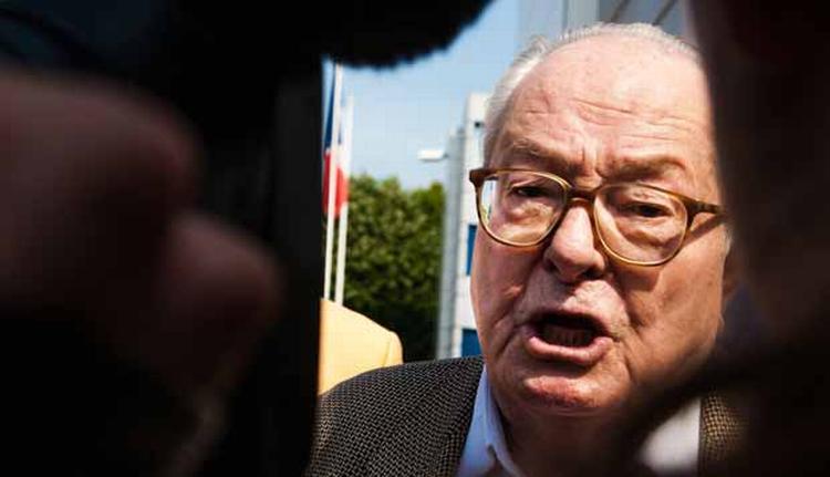Kontroversiel. Jean-Marie Le Pen stiftede Front National i 1972, hvor det var et rendyrket højreekstremistisk parti med antisemitiske og fremmedfjendtlige holdninger. 