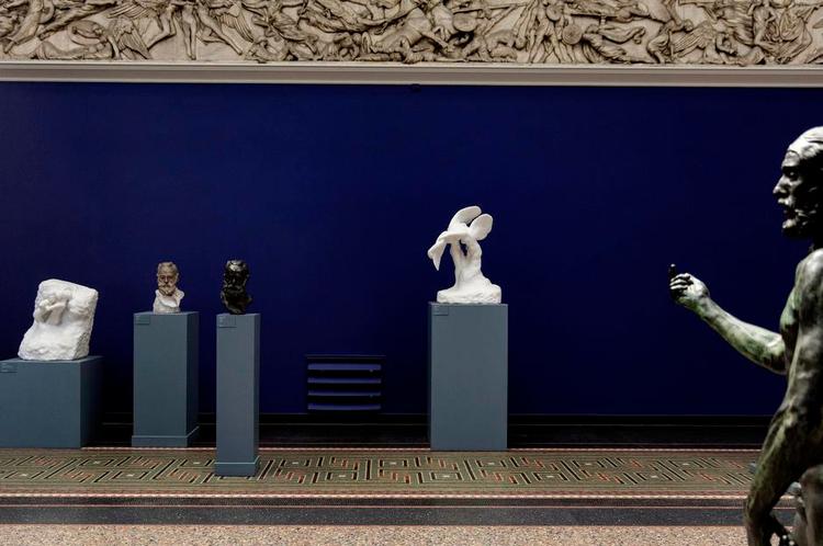 Glyptoteket. Det var her - ved den blå væg, cirka hvor skulpturen til højre peger hen - at Rodins 'Manden med den brækkede næse' kunne ses indtil tyveriet 16. juli. 