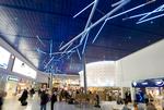 OPLYST. Den 47 meter lange skulptur ’River of Light’ har et praktisk formål: Den oplyser terminal 1 i Manchester lufthavn. 