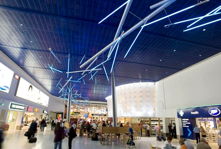 OPLYST. Den 47 meter lange skulptur ’River of Light’ har et praktisk formål: Den oplyser terminal 1 i Manchester lufthavn. 