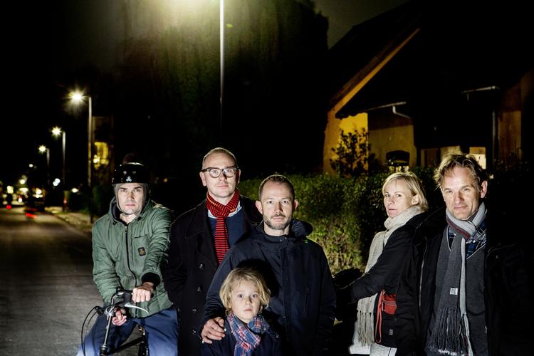 Grundskyld. Naboer på Valbygårdsvej, som fik fejlagtige opkrævninger fra Skat. Jens Gothell med naboerne Troels Nipper Nielsen, Mads Elleberg Petersen med sønnen Otoo of Meike Bahnsen og Kennethe Greve Jensen. 