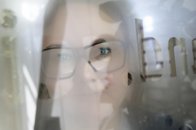 Udenfor. Julie Lykke Jensens første tid på arbejdsmarkedet har budt på enkelte kortvarige prøveforløb, men at komme helt ind i en virksomhed har indtil nu været så godt som umuligt. 