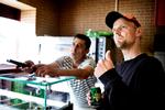 Kunstneren Torben Ribe udstiller sit nyeste projekt i et pizzaria. 