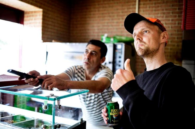 Kunstneren Torben Ribe udstiller sit nyeste projekt i et pizzaria. 