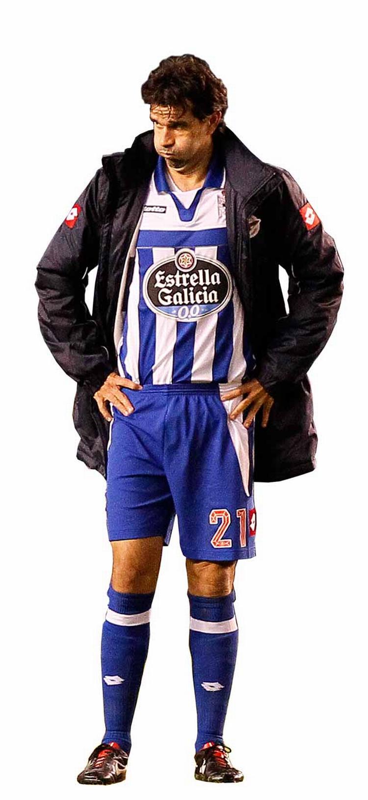 Afskedssalut. Juan CarlosValerón har fået  garanti for enæresrunde i La Liga af klubpræsident Miguel Angel Ramirez. 
