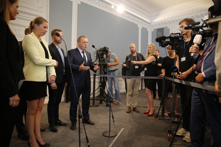 Tweet. Lars Løkke Rasmussen havde dårligt annonceret datoen for folkeafstemningen om det danske retsforbehold, før partier og politikere satte gang i kampagner på de sociale medier. 