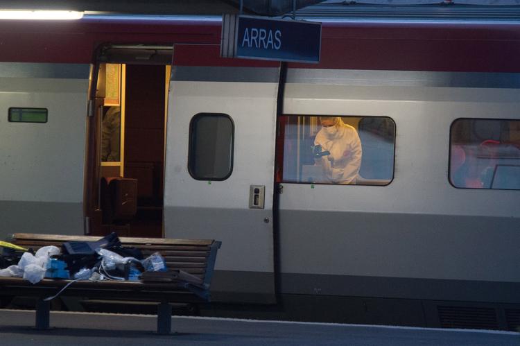Skudepisode. Politiets efterforskere på stationen i Arras undersøger det tog, hvor en gerningsmand i går aftes indledte et skyderi. 