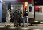 ANGREB. Kriminalteknikere ved det højhastighedstog, hvor tre amerikanere overmandede en bevæbnet passager, der tilsyneladende ville indlede et terrorgangreb. 