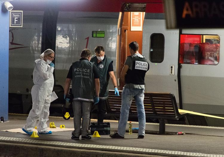 ANGREB. Kriminalteknikere ved det højhastighedstog, hvor tre amerikanere overmandede en bevæbnet passager, der tilsyneladende ville indlede et terrorgangreb. 