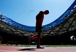 TRÆNING. Estlands Maicel Uibo var fredag i gang med at træne på Beijings OL-stadion Fuglereden, inden han i næste uge skal deltage ved det 15. VM’s tikamp. Denne gang må han finde sig i, at det globale atletiktopmøde vil foregå i skyggen af en række historier om udbredt doping i hans sportsgren. Foto: Wong Maye-E/AP 