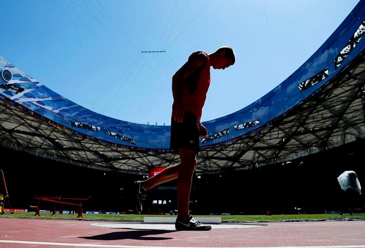 TRÆNING. Estlands Maicel Uibo var fredag i gang med at træne på Beijings OL-stadion Fuglereden, inden han i næste uge skal deltage ved det 15. VM’s tikamp. Denne gang må han finde sig i, at det globale atletiktopmøde vil foregå i skyggen af en række historier om udbredt doping i hans sportsgren. Foto: Wong Maye-E/AP 