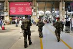 BEREDSKAB. Franske soldater på Gare du Nord i Paris efter gårsdagens angreb på passagererne i et højhastighedstog. 