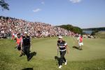 caddie-hjælp. Søren Kjeldsen på vej rundt på Himmerland Hills under lørdagens runde. 