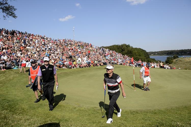 caddie-hjælp. Søren Kjeldsen på vej rundt på Himmerland Hills under lørdagens runde. 