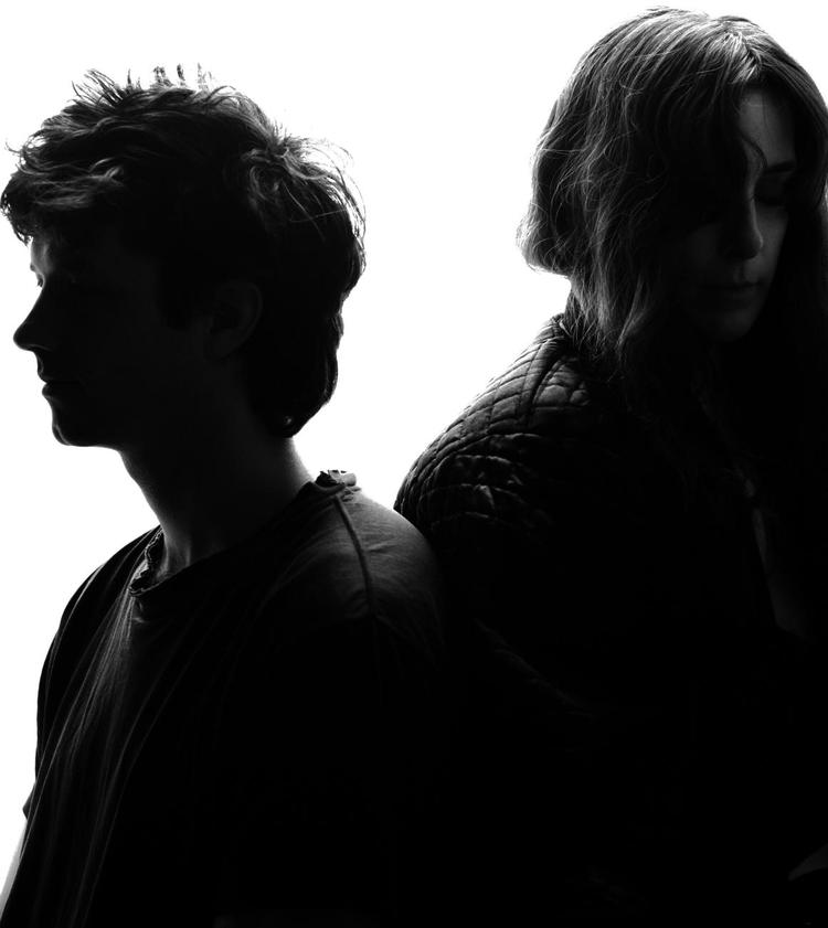 nørder. Beach House er dedikerede musikfans, og de samler på gamle synthesizere fundet på turneer rundt i verden. Når de kommer hjem, bruger de dem til at skrive ny musik på. 