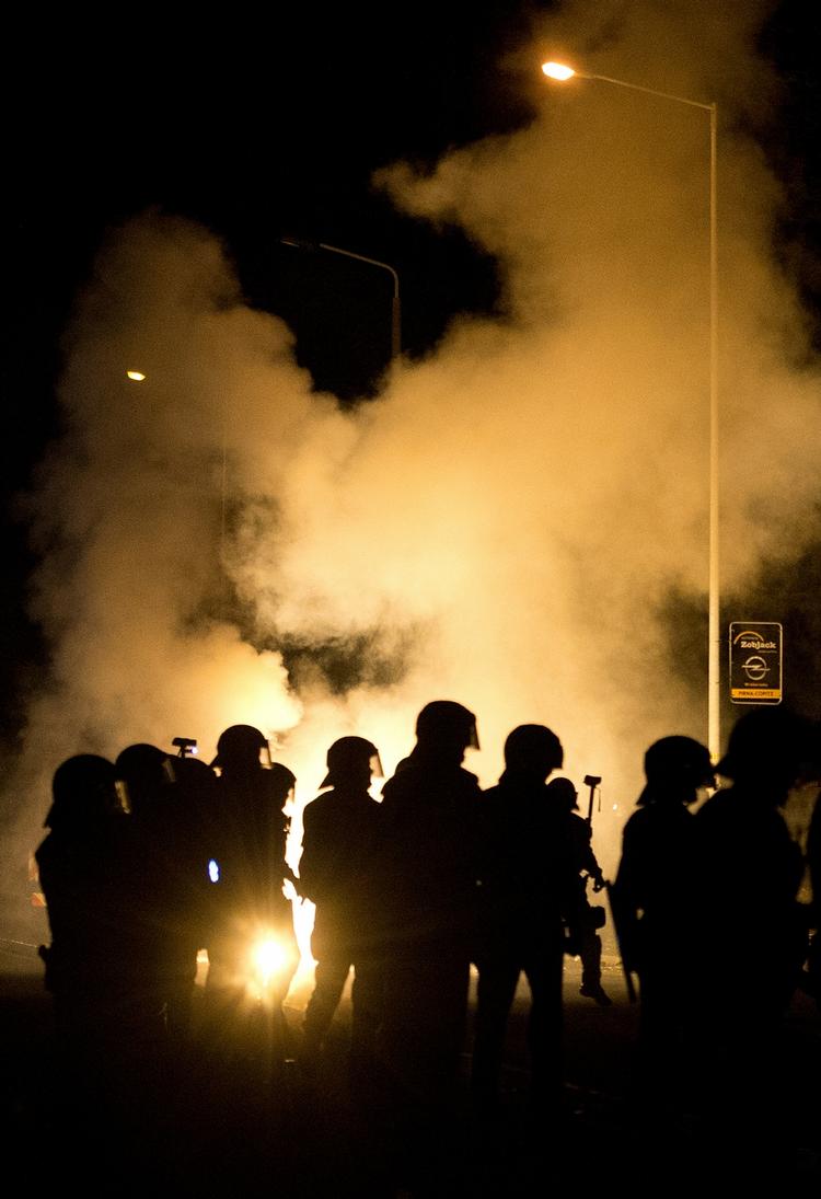 Uro. Et flygtningecenter i Heidenau, Tyskland, bliver nu overvåget af sikkerhedsvagter, og politiet har skærpet patruljeringen i området efter voldsomme sammenstød henover weekenden. 