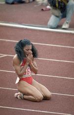 Fremgang. Florence Griffith Joyner forbedrede sig med over et halvt sekund på både 100 meter og 200 meter fra 1987 og et år frem. Væksthormoner i store doser gjorde hen de til dobbelt olympisk guldvinder i Seoul i 1988. Hun døde som 38-årig i 1998 som følge af et epileptisk anfald. 