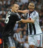 INFIGHT. John Terry havde rigeligt at gøre med at holde styr på West Bromwich-angriberen Solomon Rondon. 