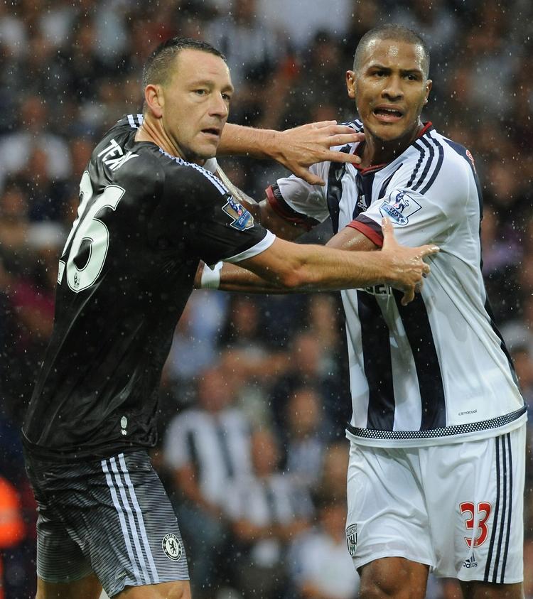 INFIGHT. John Terry havde rigeligt at gøre med at holde styr på West Bromwich-angriberen Solomon Rondon. 