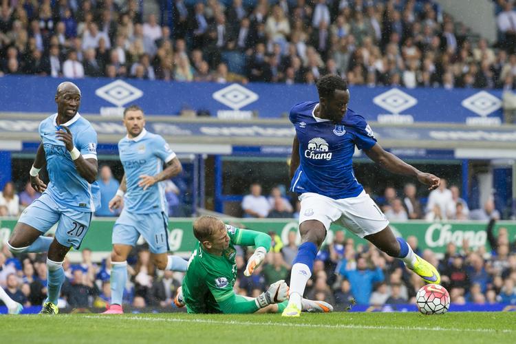 offisde. Romelu Lukaku havde bolden i Manchester Citys mål, men scoringen blev annulleret. 
