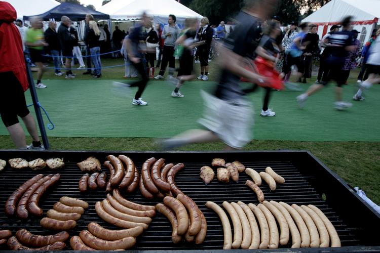Motion. DHL-stafetten i Fælledparken i København byder på både motionsløb og grillmad. 