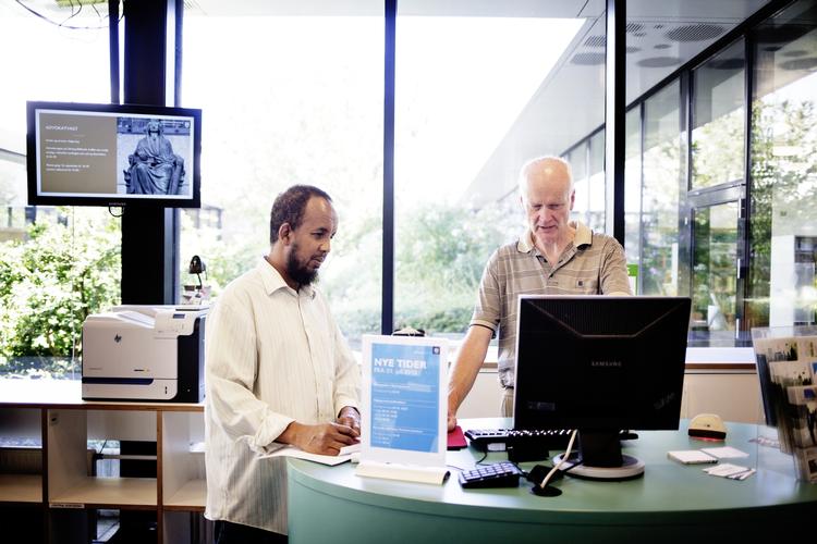 Service. På Solvang Bibliotek i Urbanplanen på Amager får Ahmed Yusuf hjælp af bilbiotekar Tage Sørensen, der også er bibliotekarernes fællestillidsmand, til at oprette sig som bruger, så Ahmed kan bruge kopimaskinen. 