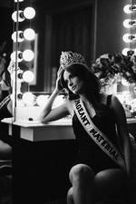 Idealer. Kacey Musgraves synger om at vokse op i en lille flække, hvor piger bliver castet som små skønhedsdronninger. Og om at falde udenfor. 