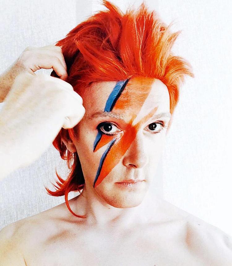 Imitation. I 365 dage vil Will brooker forsøge at gennemleve David Bowies vaner og levevis. Her ses han som forsidefiguren fra albummet 'Aladdin Sane'. 