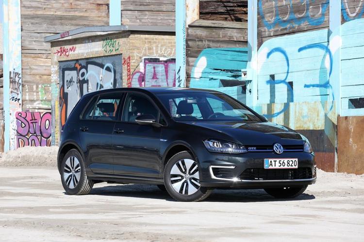 SÆRPRÆG. Den delvist elektriske VW Golf kan bl.a. kendes på fælgene og lygtedesignet foran. 