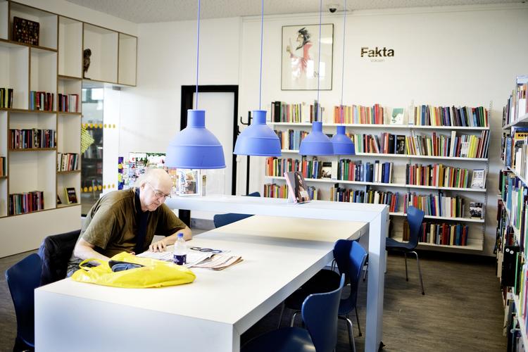 Biblioteksbruger. Ove Nielsen på 73 kommer næsten dagligt på Solvang Bibliotek. Han har et stop-ur med og sidder i halvanden time og læser dagens avis »Så behøver jeg ikke købe den selv«, siger han. 