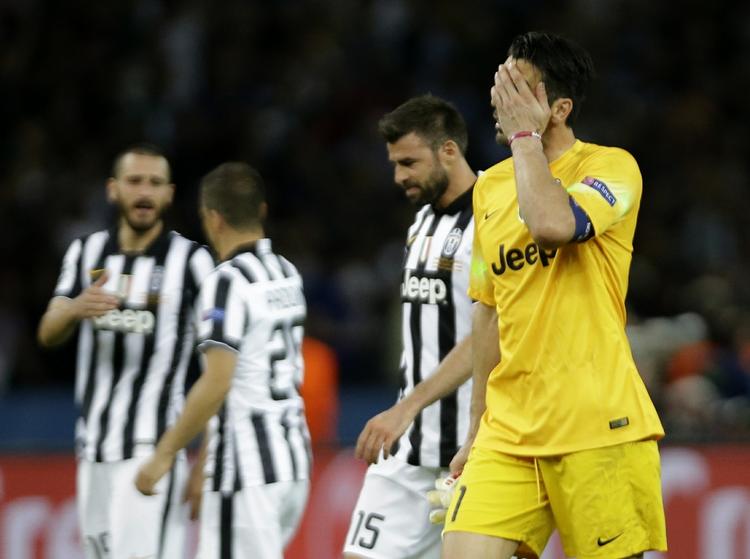 'Vinder'. Juventus og målmand målmand Gianluigi Buffon (th) tabte årets velspillede CL-finale i Berlin til Barcelona. Men når pengepræmierne skal udbetales, er Juventus de store vindere. Ifølge uofficielle tal har italienerne tjent 472 millioner kroner på at komme frem til finalen, mens Barcelona blot skal have 435 millioner kroner udbetalt, selv om de vandt turneringen. 