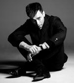 silhouetten. Det androgyne er centralt for Hedi Slimane. Udgangspunktet for alt, han laver, er, »at mænd og kvinder får den samme silhouet«. 