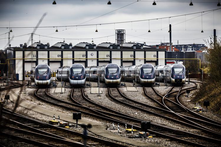 lidelseshistorie. DSB har selv beskrevet bekendtskabet med IC4-togene som en lang lidelseshistorie, og togene kører heller ikke i normal togdrift endnu. 