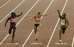 PODIET. Bronze, sølv og guld løber over målstregen i Beijing: Tori Bowie, Dafne Schippers og Shelly-Ann Fraser-Pryce. 