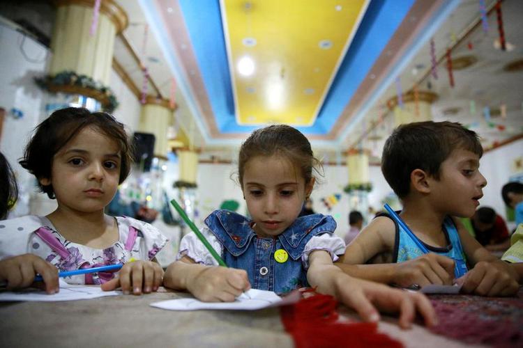 Hverdag og fest. Skolen i Douma bliver både brugt til undervisning og til fester som her, hvor børnene deltager i et velgørenhedsarrangement. 