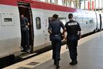 Sikkerhedstjek. Fransk politi patruljerer på Gare du Nord togstation efter pågribelsen af en svært bevæbnet voldsmand i lyntoget mellem Amsterdam og Paris. 