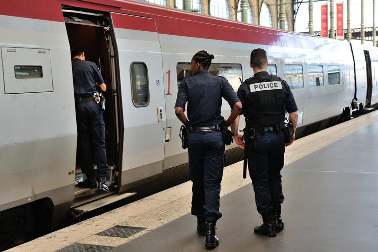 Sikkerhedstjek. Fransk politi patruljerer på Gare du Nord togstation efter pågribelsen af en svært bevæbnet voldsmand i lyntoget mellem Amsterdam og Paris. 