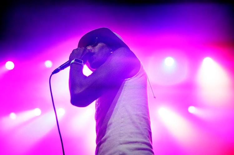 Thugger. Når den sælsomme rapper, Toung Thug ikke vendte sig indad bag solbrillerne, sørgede han godt for publikum under søndagens koncert på Vega. 