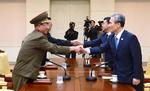 Forhandlinger. Til højre Sydkoreas sikkerhedschef, Kim Kwan-jin. Nummer to fra højre forsoningsminister Hong Yong-pyo. Og Hwang Pyong So, Nordkoreas øverste politiske officer fra 'Korean Peoples Army' længst til venstre. Og Kim Yang Gon, Nordkoreas officielle ansvarlige for Sydkoreanske anliggender. Til møde i grænsebyen Panmunjom i Paju i Sydkorea lørdag d. 22. august 2015. 