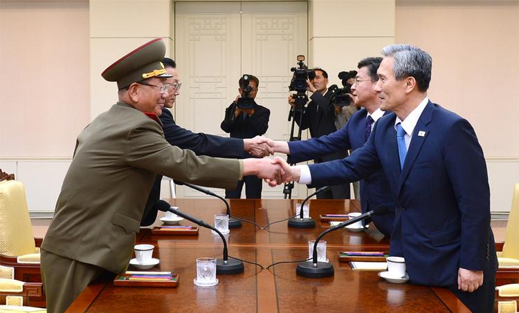 Forhandlinger. Til højre Sydkoreas sikkerhedschef, Kim Kwan-jin. Nummer to fra højre forsoningsminister Hong Yong-pyo. Og Hwang Pyong So, Nordkoreas øverste politiske officer fra 'Korean Peoples Army' længst til venstre. Og Kim Yang Gon, Nordkoreas officielle ansvarlige for Sydkoreanske anliggender. Til møde i grænsebyen Panmunjom i Paju i Sydkorea lørdag d. 22. august 2015. 